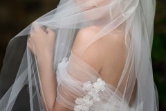 Detail závoje vlajícího v zahradách zámku Libouchec.