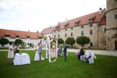 Atmosféra letní svatby na zámku Libouchec s historickou kulisou.