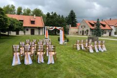 Svatební dekorace v barvách na míru ladící s historickým charakterem zámku Libouchec.