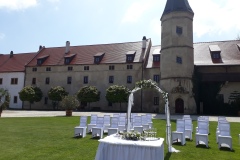 Svatební dekorace v barvách na míru ladící s historickým charakterem zámku Libouchec.