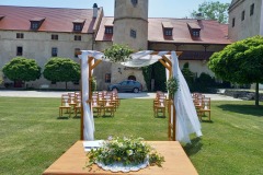 Detailní pohled na oltář připravený pro venkovní svatbu v Libouchci.