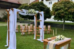 Inspirace svatební květinovou výzdobou na zámku Libouchec.