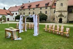 Rustikální svatební výzdoba a květiny na zámku Libouchec.