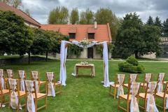 Rustikální svatební výzdoba a květiny na zámku Libouchec.