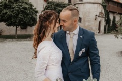 Novomanželské focení u historické věže zámku Libouchec, romantické místo v okrese Ústí nad Labem.