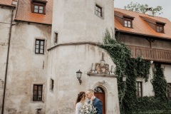 Romantická procházka páru po obřadu v okolí Ústí nad Labem.