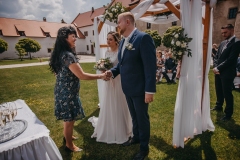 Svatba pod širým nebem na historickém nádvoří našeho zámku.