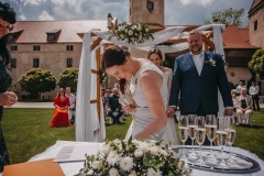 Podpis svatebního protokolu na historickém stolku v Libouchci.