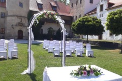 Detailní pohled na oltář připravený pro venkovní svatbu v Libouchci.