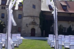 Svatební dekorace v barvách na míru ladící s historickým charakterem zámku Libouchec.