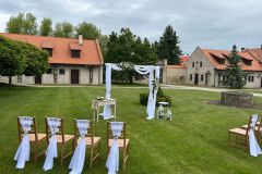 Slavnostní atmosféra svatebního dne na nádvoří zámku Libouchec, ideální dostupnost z Ústí nad Labem.