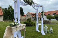 Svatební dekorace v barvách na míru ladící s historickým charakterem zámku Libouchec.