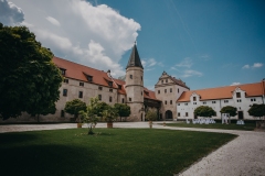 Letní svatba na zámku v severních Čechách u Děčína