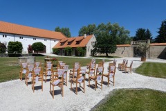 Venkovní svatební obřad na hlavním nádvoří zámku Libouchec pod širým nebem.