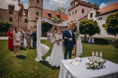 Svatba pod širým nebem na historickém nádvoří našeho zámku.