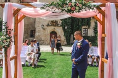 Svatba pod širým nebem na historickém nádvoří našeho zámku.