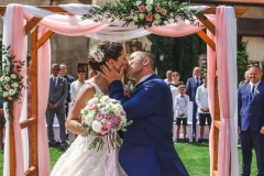 První polibek novomanželů pod historickou věží zámku Libouchec.