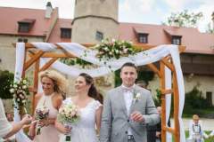 Slavnostní atmosféra svatebního dne na nádvoří zámku Libouchec, ideální dostupnost z Ústí nad Labem. 