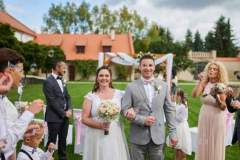Venkovní svatební obřad na hlavním nádvoří zámku Libouchec pod širým nebem.
