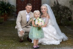 Romantické focení novomanželů pod stromy v areálu zámku Libouchec u Děčína.