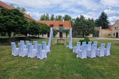 Barevná výzdoba svatby na míru na zámku Libouchec u Děčína.