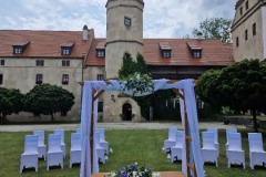 Inspirace svatební květinovou výzdobou na zámku Libouchec.