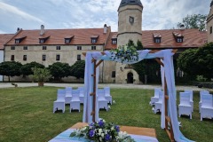 Modré svatební dekorace pro svatbu nedaleko Děčína.