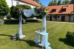 Inspirace svatební květinovou výzdobou na zámku Libouchec.