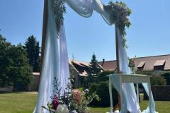 Svatební dekorace v barvách na míru ladící s historickým charakterem zámku Libouchec.