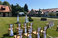 Uspořádání židlí pro svatební hosty na trávníku zámku Libouchec.