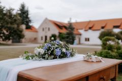 Svatební dekorace v barvách na míru ladící s historickým charakterem zámku Libouchec.