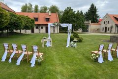 Svatební obřad na hlavním nádvoří zámku Libouchec v romantickém prostředí severních Čech.