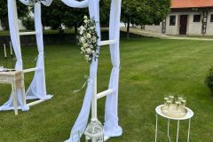 Rustikální svatební výzdoba a květiny na zámku Libouchec.