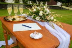 Svatební dekorace v barvách na míru ladící s historickým charakterem zámku Libouchec.