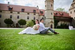 Novomanželské focení u historické věže zámku Libouchec, romantické místo v okrese Ústí nad Labem.