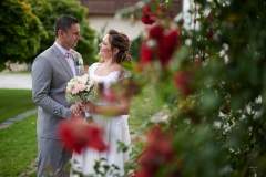 Novomanželský portrét v rozkvetlé zahradě zámku Libouchec, ideální pro páry z Ústí nad Labem.