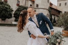 Romantická procházka páru po obřadu v okolí Ústí nad Labem.