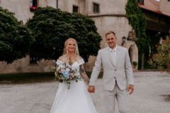 Novomanželské focení u historické věže zámku Libouchec, romantické místo v okrese Ústí nad Labem.