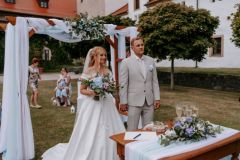 Atmosféra letní svatby na zámku Libouchec s historickou kulisou.