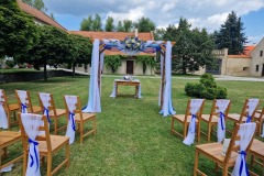 Historické nádvoří zámku Libouchec jako romantické místo pro svatby u Děčína.