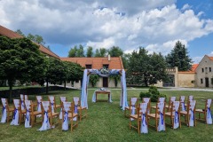 Historické nádvoří zámku Libouchec jako romantické místo pro svatby u Teplic.