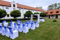 Barevná výzdoba svatby na míru na zámku Libouchec u Děčína.