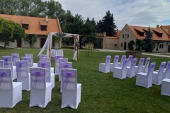 Uspořádání židlí pro svatební hosty na trávníku zámku Libouchec.