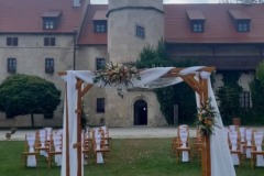 Slavobrána na nádvoří zámku Libouchec s výhledem na historické křídlo.