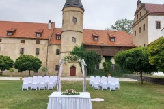 Slavobrána na nádvoří zámku Libouchec s výhledem na historické křídlo.