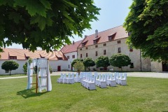 Rozlehlý zámecký areál v Libouchci vhodný pro velké svatby na míru.