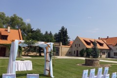 Slavobrána na nádvoří zámku Libouchec nedaleko Tiských stěn.