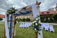 Modré svatební dekorace pro svatbu nedaleko Děčína.