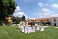 Romantická procházka páru po obřadu v okolí Ústí nad Labem.