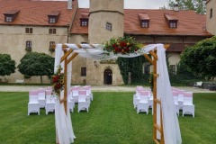 Slavobrána na nádvoří zámku Libouchec nedaleko Ústí nad Labem.